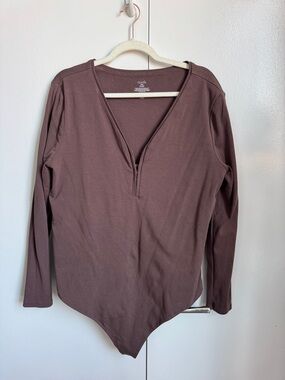 Nuuds Long-Sleeve V-Neck Bodysuit in Brown